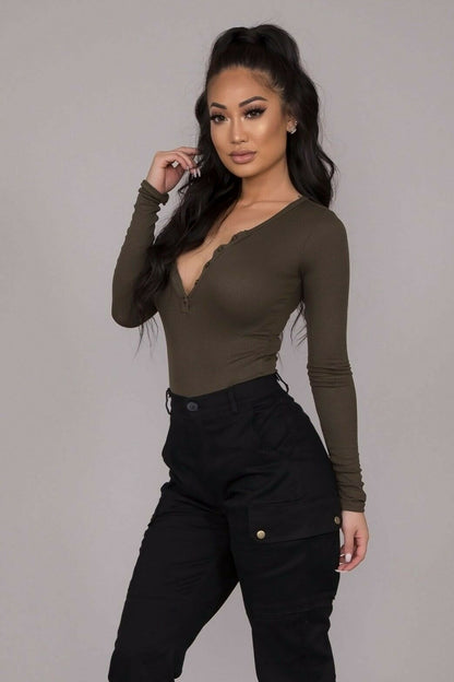 "Upgrade your style with these chic high-waisted black cargo pants featuring button pockets and a gothic twist. These solid color, long trousers are perfect for all sizes. Get yours now!"