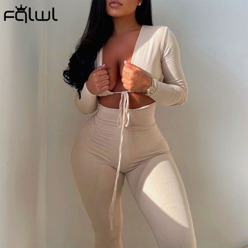 "2021 Fashionable Women's Black and White Long Sleeve Jumpsuit: Versatile and Stylish One-Piece Outfit for All Seasons"